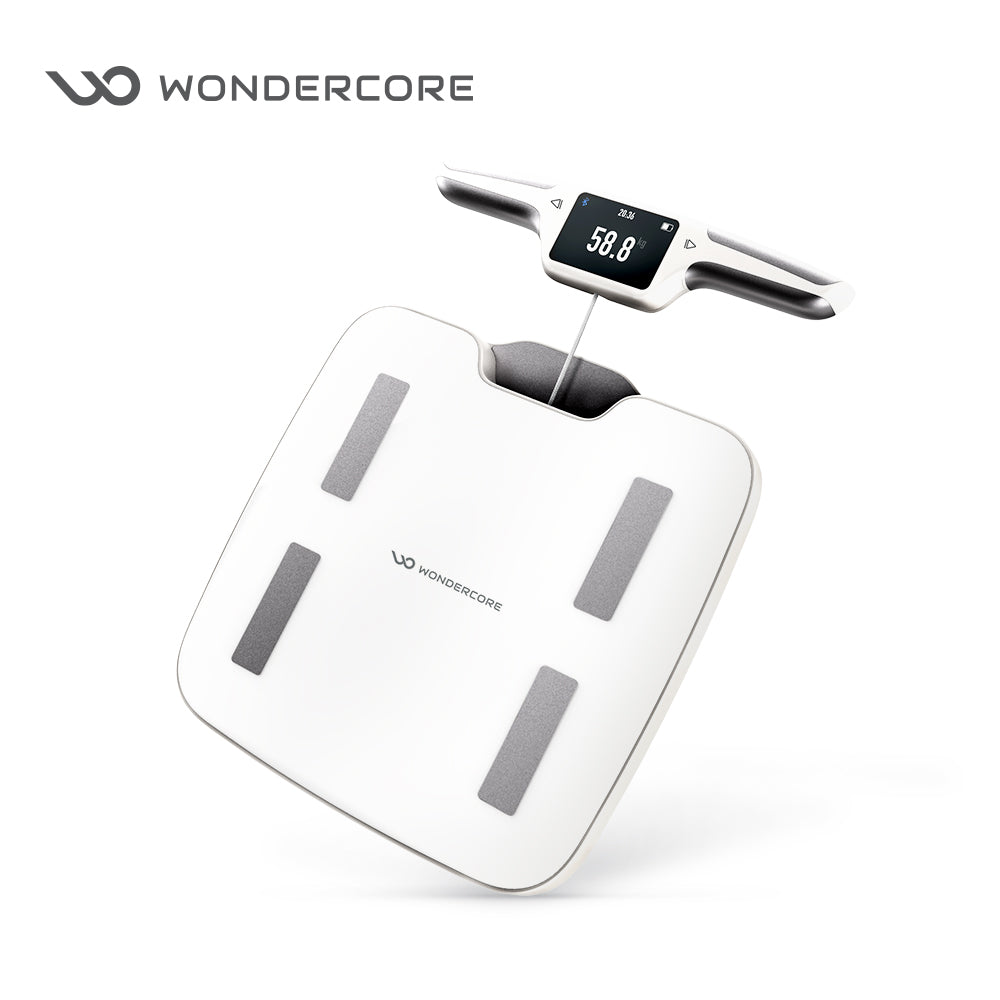 建議替代文字： Wonder Core FitSpec 八電極體脂計，白色機身搭配四組腳部電極、手握式電極與彩色顯示螢幕