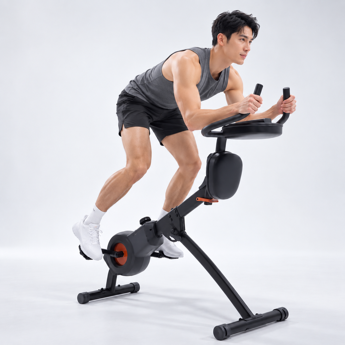 男性使用者在 Flex Cycle 2 極限翻轉健身車 2 的核心登山模式中，雙手握住握把、身體前傾穩定踩踏，示範翻轉健身車正確姿勢