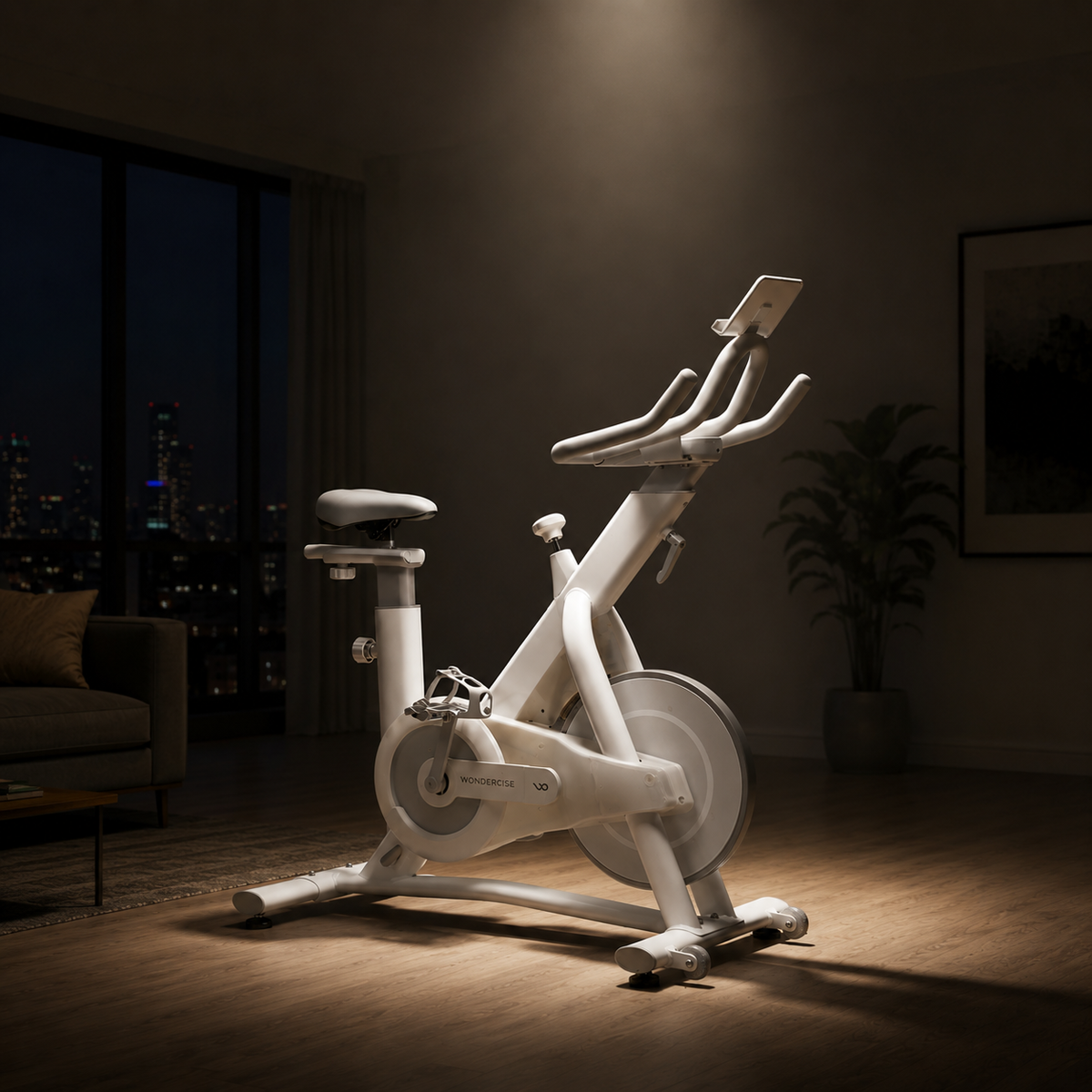 白色 Wonder Core Bike 磁控飛輪健身車、附平板架，擺放於夜晚溫馨現代客廳，呈現靜音居家智能連網飛輪車的選購情境